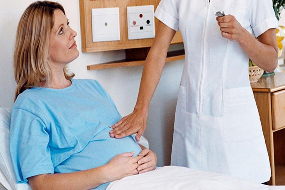 Помогите сохранить беременность. Беременные на сохранение. Медсестра с беременной женщиной.